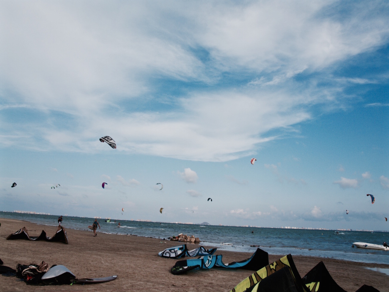 Los Narejos, ambiente joven y surfero, atraído por los vientos que ponen a volar las velas de kite