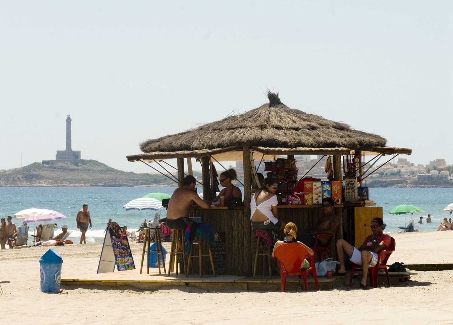 Ambiente de chiringuito y bebidas frías en La Manga y sus playas a mar abierto