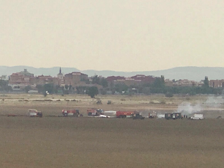 Escenario del accidente nada más estrellarse el avión F-18 en Torrejón