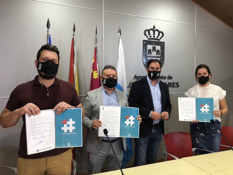 Los portavoces políticos de Los Alcázares en la firma del acuerdo para afrontar la Covid
