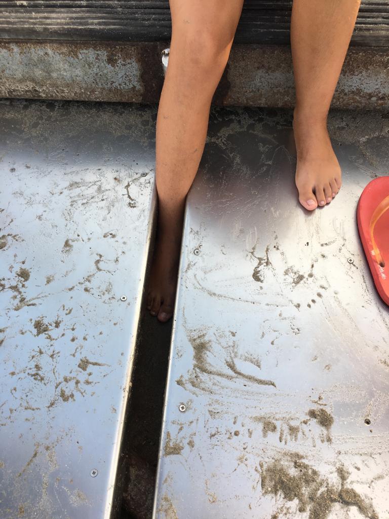 La bañista pisó sobre la ranura y quedó atrapada entre las placas metálicas