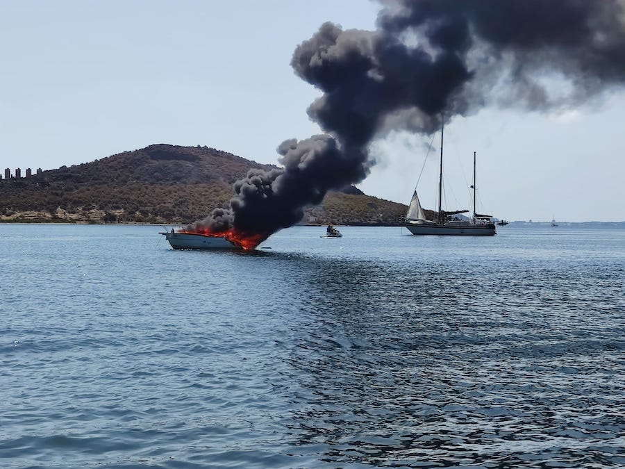 Barco ardiendo junto a la isla Perdiguera