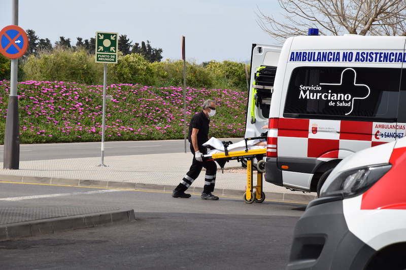Una ambulancia traslada a un enfermo al hospital Los Arcos