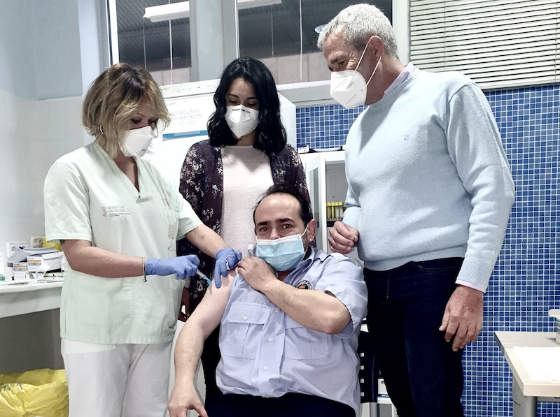 Primer trabajador municipal de Pilar de la Horadad que ha sido vacunado