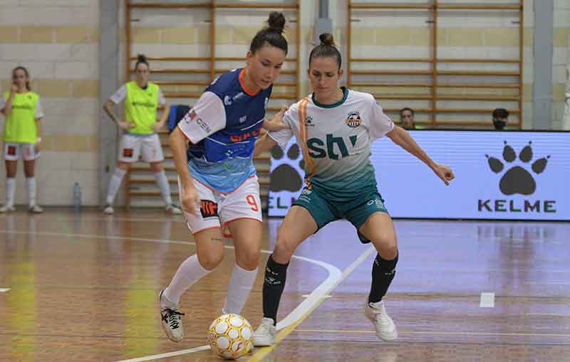 Jugadoras de los equipos Ourense Envialia y STV Roldán disputan un balón en la cancha de las pachequeras