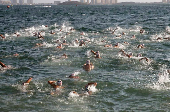 Nadadores en el Mar Menor