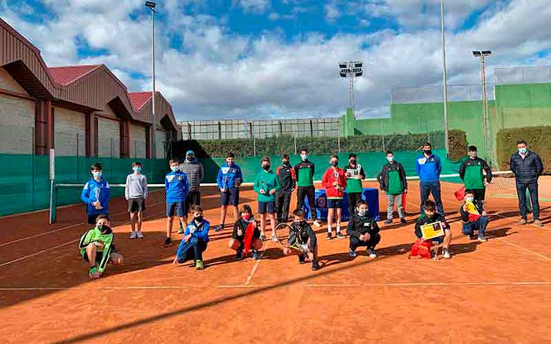 Los alumnos de la escuela municipal de Tenis San Javier han finalizado el año con una original competición denominada ´Joker Tenis´, o ´tenis-comodín´. El torneo se jugó con partidos cortos disputados a 10 puntos.