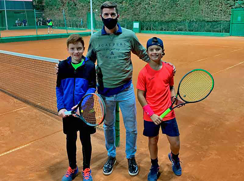 Los tenistas pertenecientes a la escuela municipal de tenis San Javier, Álvaro Pardo y Oscar Jimeno, protagonizaron las semifinales de los dos últimos torneos del año- en categoría benjamín- celebrados en la Región.