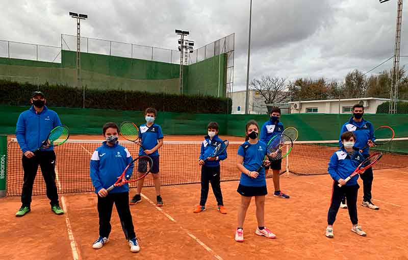 Una temporada más, otros dos jugadores pertenecientes a la Escuela de San Javier, que entrenan Oscar Soriano y Genaro Zapata, destacan en los últimos torneos de tenis celebrados en la Comunidad Valenciana. Se trata de Oscar Jimeno y Álvaro Pardo.