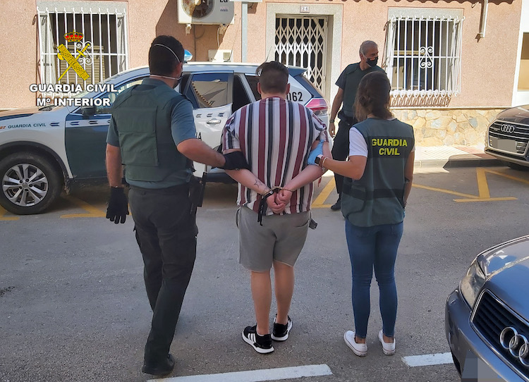 Dos agentes llevan detenido al presunto estafador de Los Alcázares