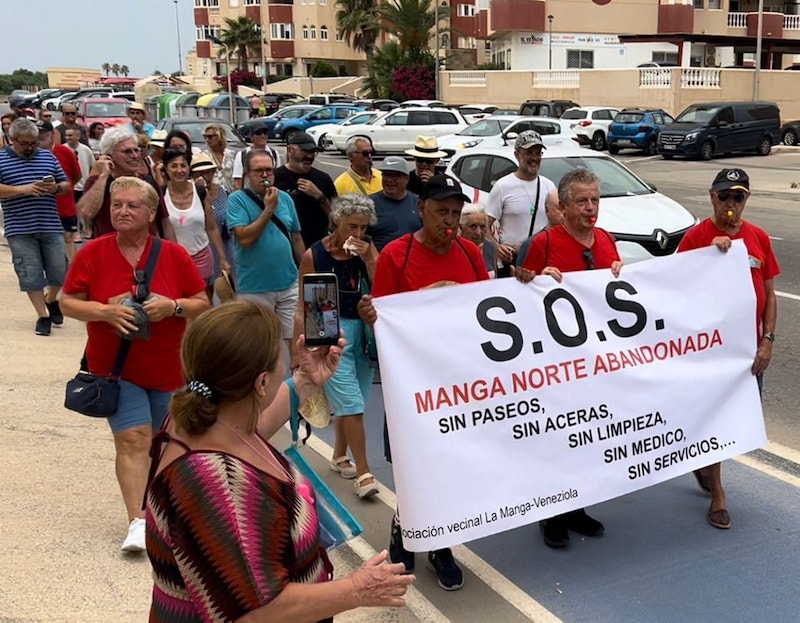 Manifestación vecinal en la zona norte de La Manga