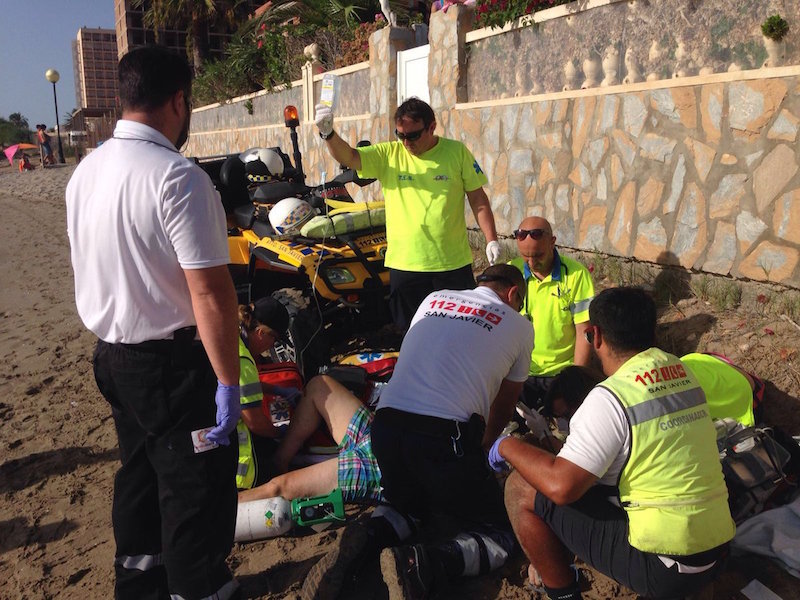 Los servicios de emergencia atienden a un hombre con síndrome de inmersión en La Manga del Mar Menor