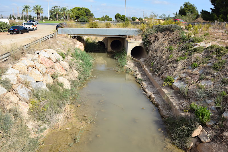 Canal de drenaje D7 a su paso por la rotonda de Los Alcázares