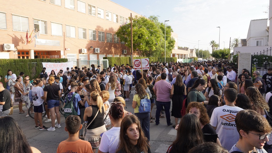 Protesta de padres y alumnos en la puerta del instituto de Los Alcázares