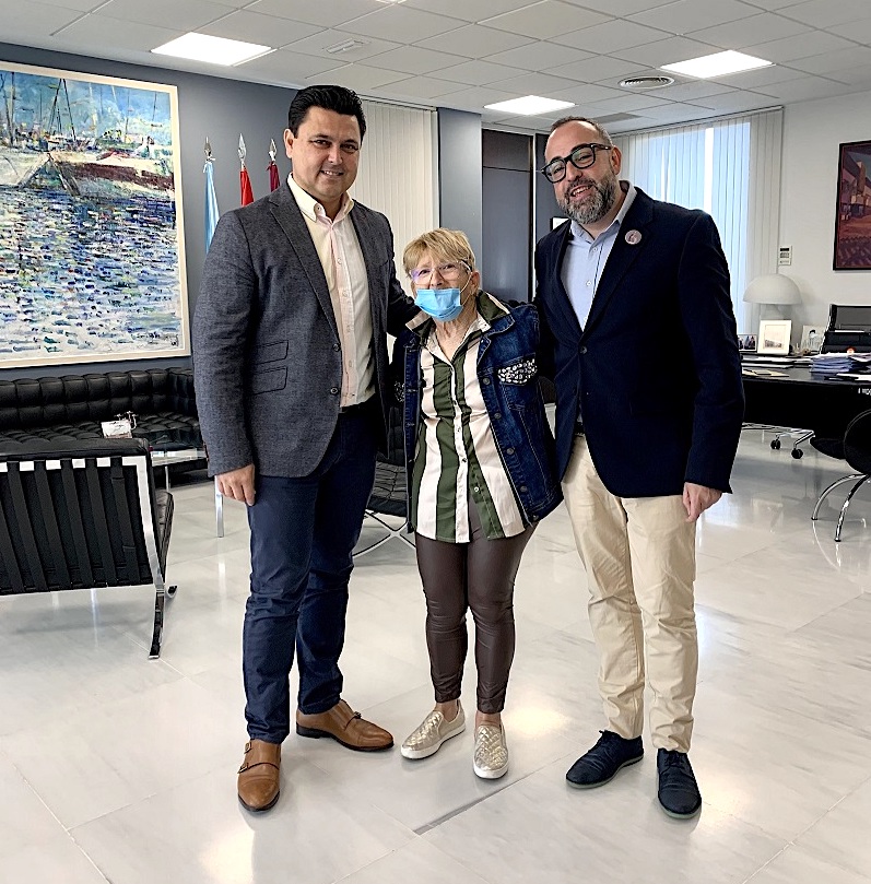 Genoveva Ortíz con el alcalde y el concejal de Cultura