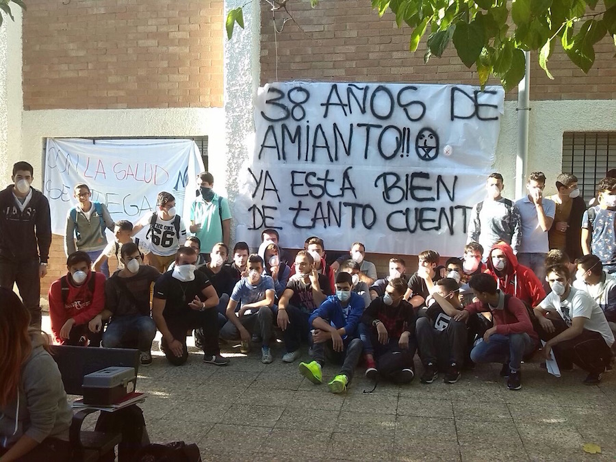 La protesta de los alumnos del IES Manuel Tárraga, en 2015, contra el amianto del centro