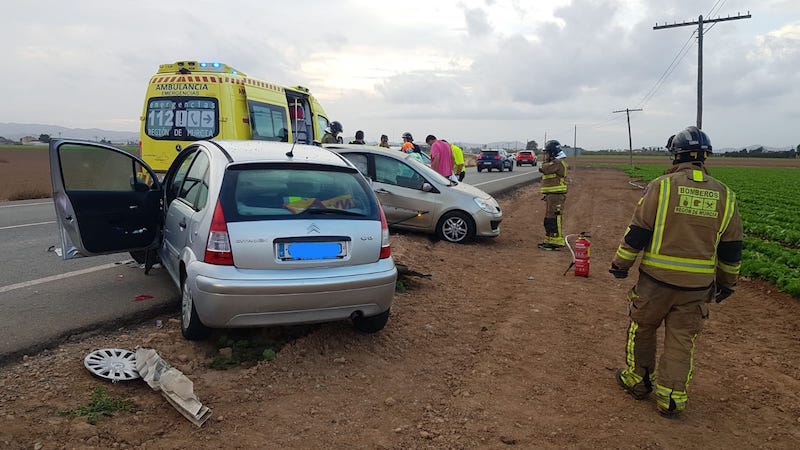 Los servicios de emergencias atienden a los accidentados en la carretera de La Palma-Torre Pacheco