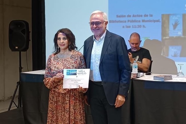Rosa López Casero recoge el premio de Narraciones Cortas de Torre Pacheco