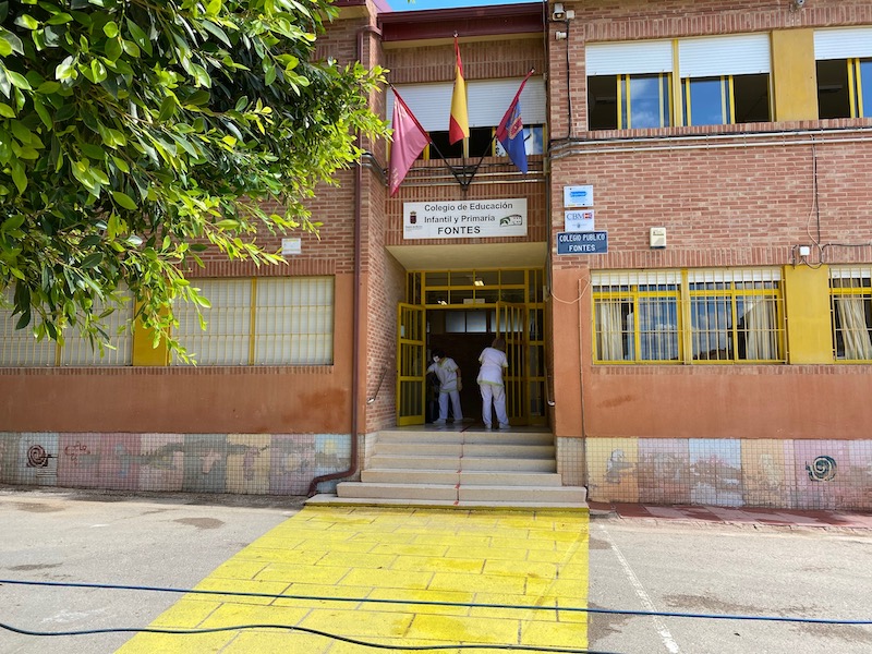 Personal de limpieza desinfecta el colegio Fontes, de Torre Pacheco