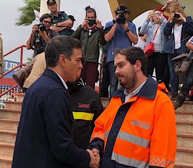 El presidente Pedro Sánchez saluda al alcalde, Mario Pérez, tras la riada de septiembre de 2019