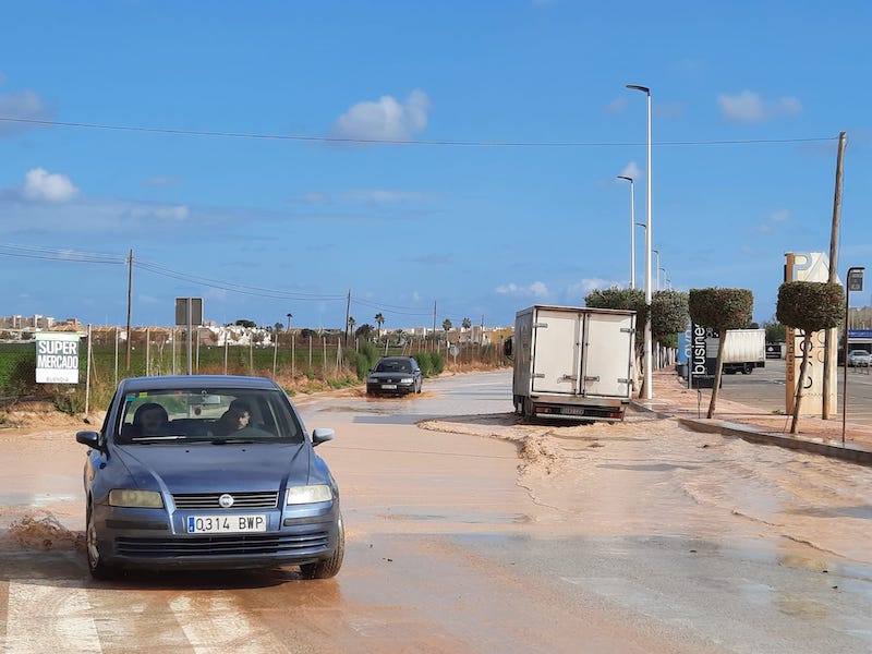 La carretera de El Mojón, otra vez inundada