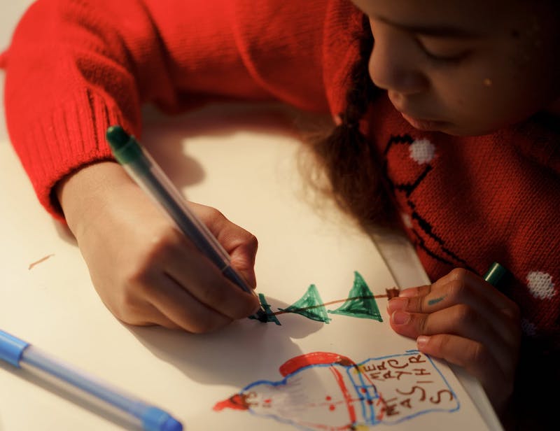 Dibujos, manualidades y juegos en la Escuela de Navidad