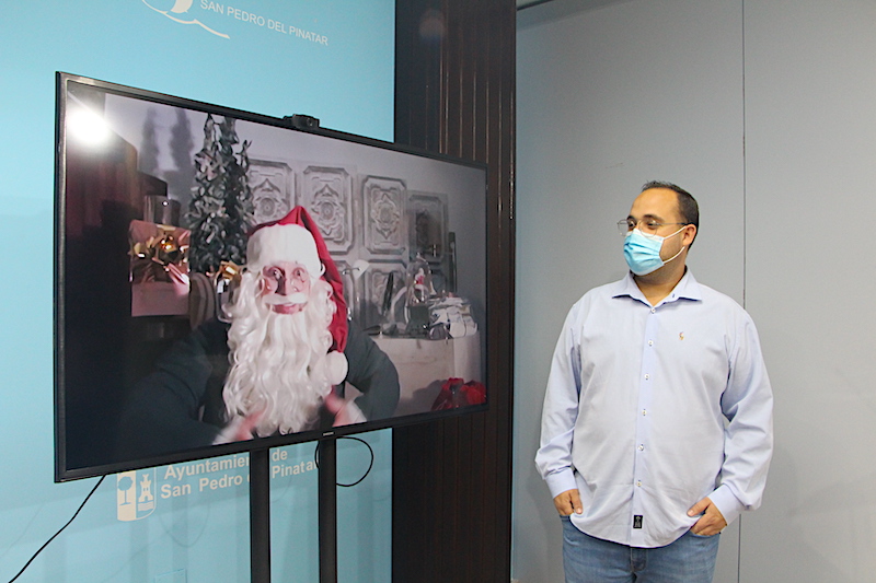 El concejal de Festejos, Javier Castejón, habla con Papá Noel por videoconferencia