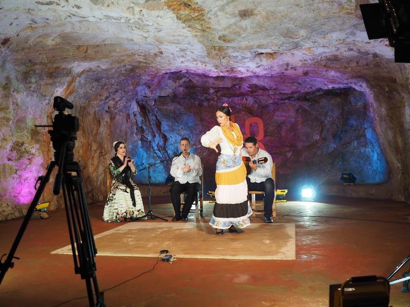 La bailaora Carmen Contreras en la cueva del Pie de Gigante