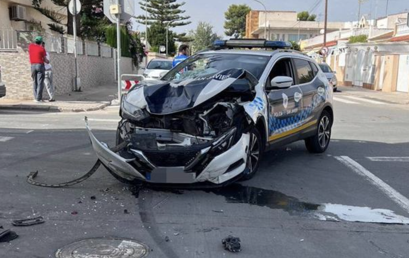 El coche de la Policía de San Javier accidentado