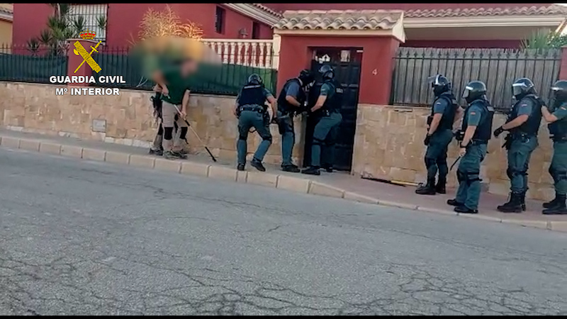 La Guardia Civil entra al chalé para detener a los dos sospechosos