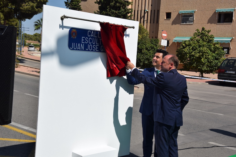 Quirós y el alcalde José Miguel Luengo descubren la placa