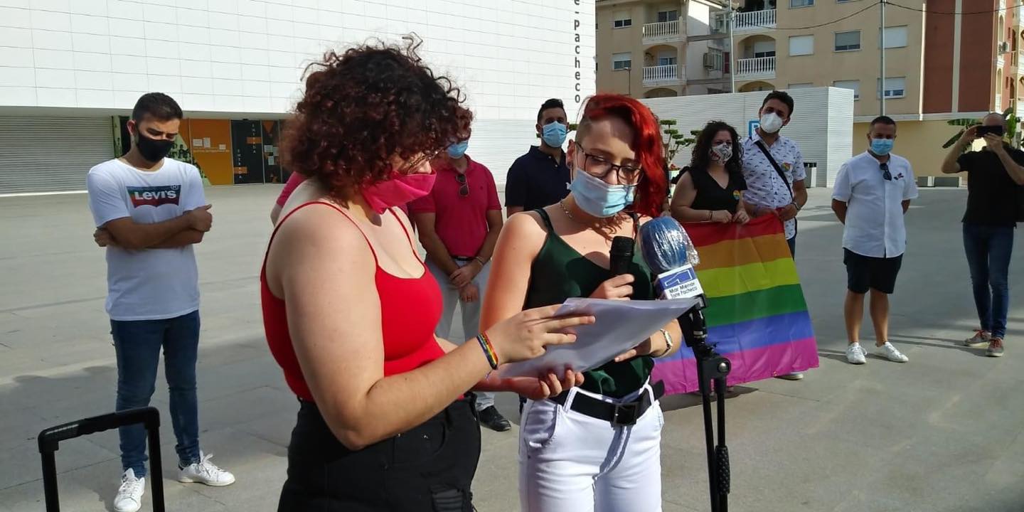 Dos jóvenes leyeron el manifiesto de apoyo al colectivo LGTBI