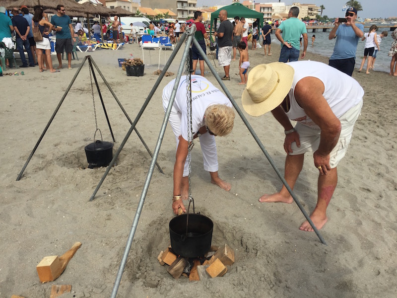 Expertas cocineras controlan el fuego en la playa