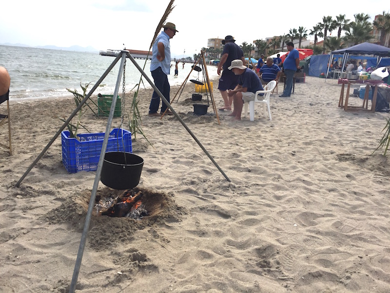 Trípodes sobre la arena, según la tradición de los pescadores
