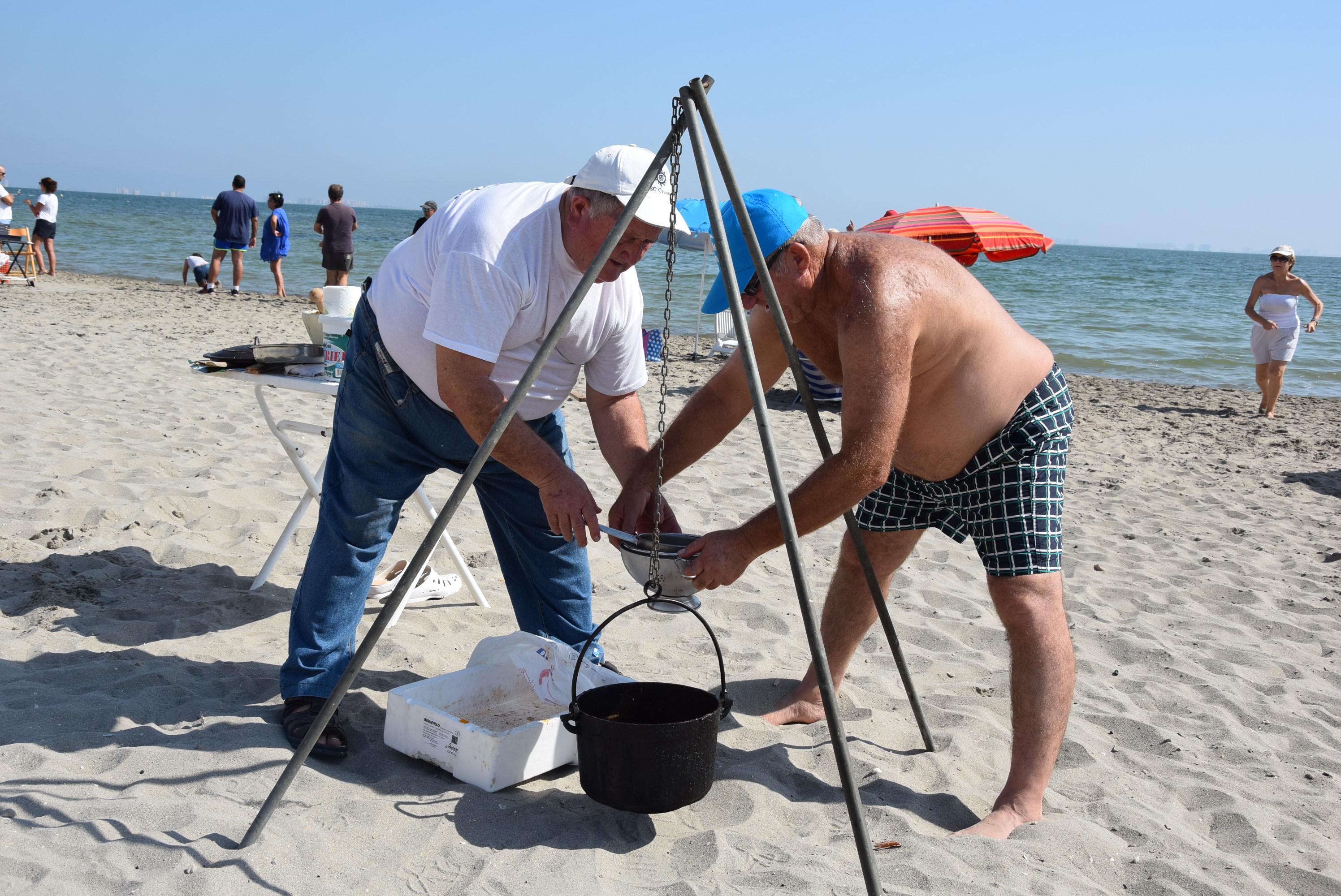 Dos hombres preparan el típico caldero del Mar Menor