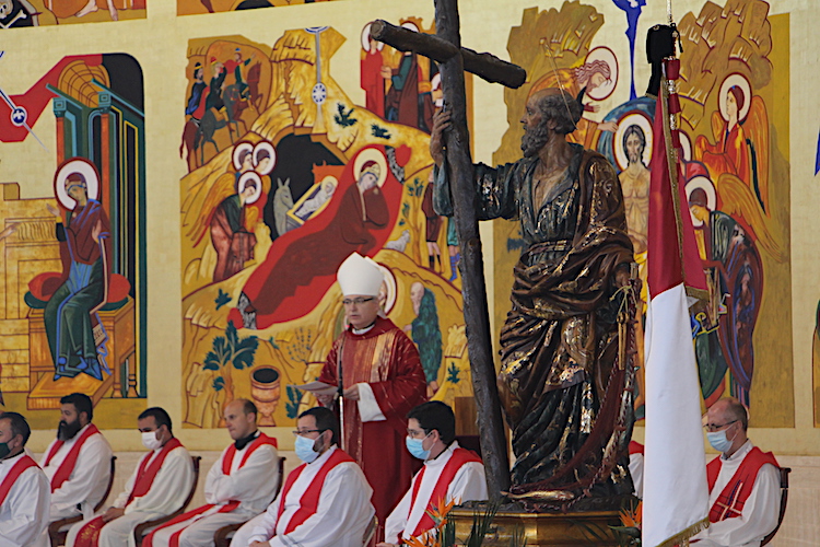 La figura de San Pedro Apóstol preside la misa en la iglesia de la Trinidad 