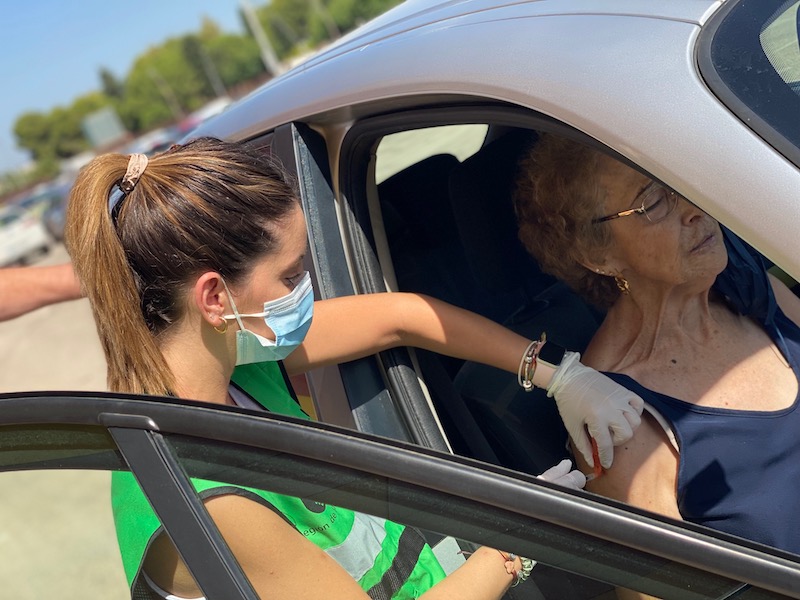 Una mujer recibe la vacuna dentro de su coche en Torre Pacheco