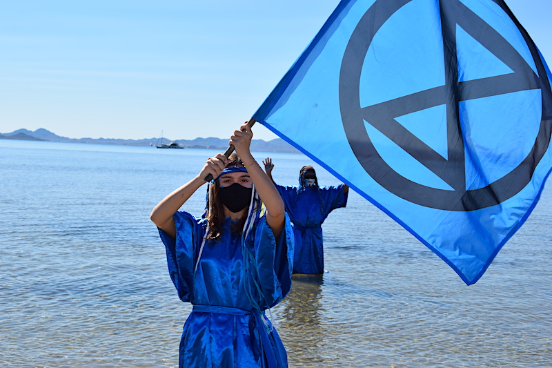 Banderas azules en el aniversario de la anoxia del Mar Menor 