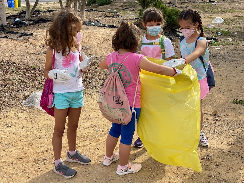 Escolares recogen los residuos de un parque de Dolores de Pacheco