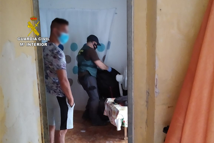 La Guardia Civil registra una de las viviendas de los sospechosos del robo de cobre