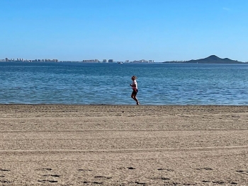 Una corredora en la orilla del Mar Menor