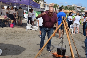 Un hombre prueba el caldero en la playa de Los Alcázares