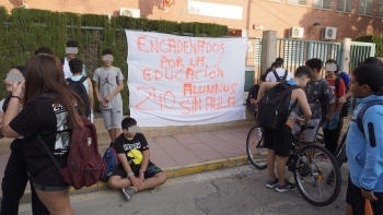Pancarta en la puerta del IES Antonio Menárguez